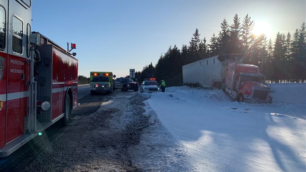 Sortie de route d'un poids lourd sur l'autoroute 20 à Saint-André-de-Kamouraska