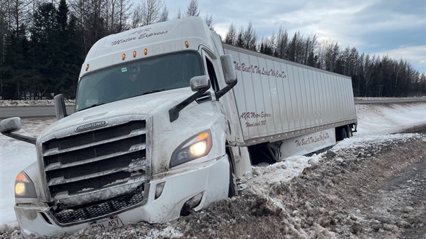 Sortie de route d'un poids lourd sur l'autoroute 85