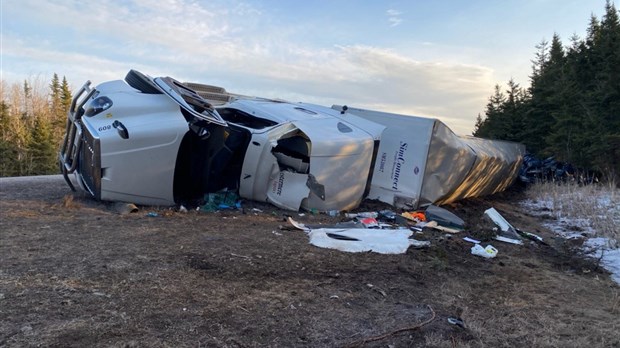 Sortie de route d'un camion semi-remorque: le conducteur était coincé «comme dans une boite de conserve»