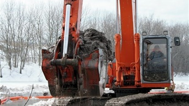 L’achat d’une excavatrice sème la controverse à Saint-Jean-de-la-Lande