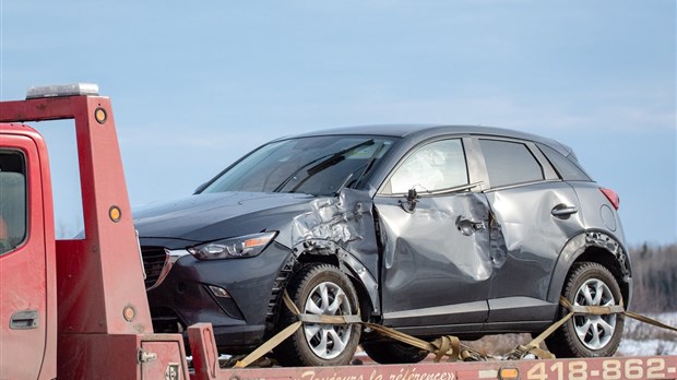 Une voiture fauche un poteau électrique à Cacouna
