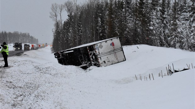 Un semi-remorque de 53 pieds renversé sur le côté à Saint-Antonin