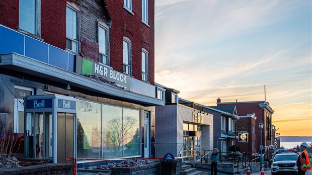 La façade d'un immeuble s'effondre sur la rue Lafontaine à Rivière-du-Loup