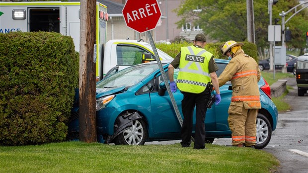 Collision au coin des rues des Cèdres et des Chênes 