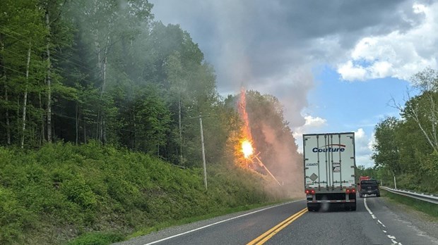 Explosion spectaculaire d'un transformateur le long de la route 289