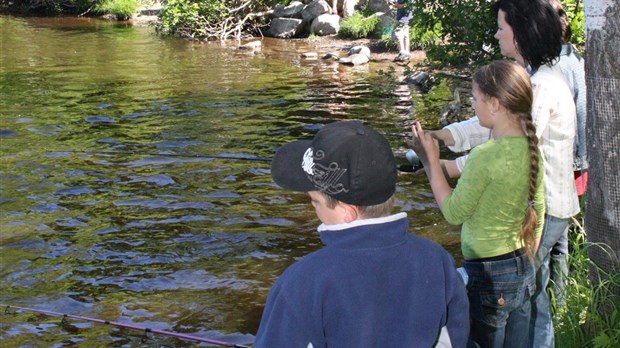 Ensemencement de la rivière du Loup pour la fête de la pêche