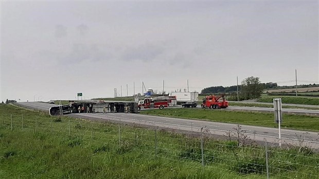 Un poids lourd se renverse sur l’autoroute 85 à Témiscouata-sur-le-Lac 