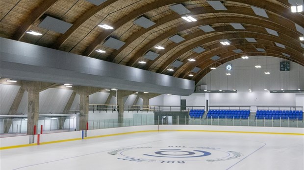 PHOTOS | Une glace olympique lumineuse et moderne à Rivière-du-Loup
