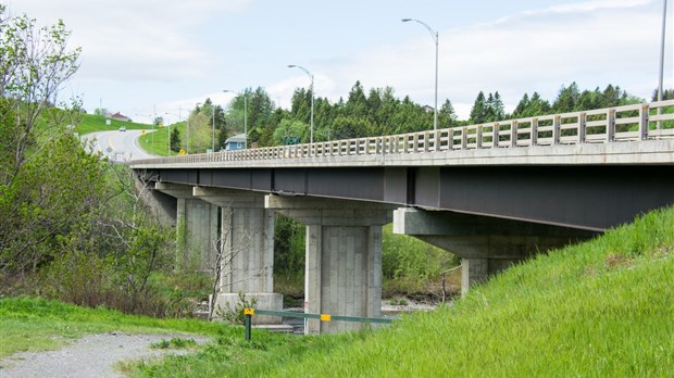 Le pont surplombant la rivière des Trois-Pistoles est en bon état 