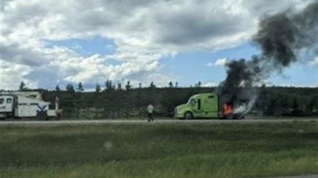 Un poids lourd prend feu sur l’autoroute 20 