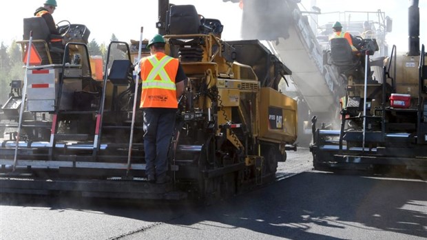 Travaux d'asphaltage à Saint-Alexandre-de-Kamouraska