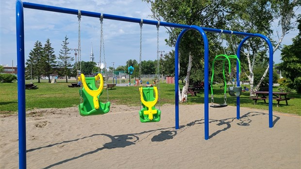 Une nouvelle balançoire pour les familles au Parc Ernest-Ouellet