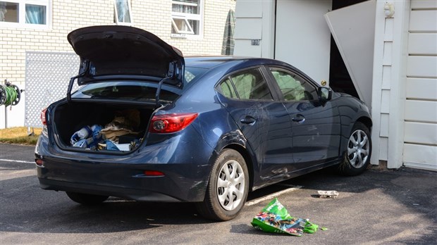 Un véhicule percute un garage après une poursuite à Rivière-du-Loup