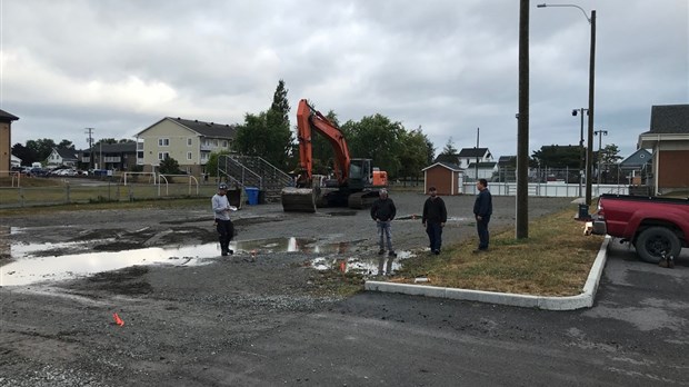 Première pelletée de terre pour le CPE à Saint-Arsène