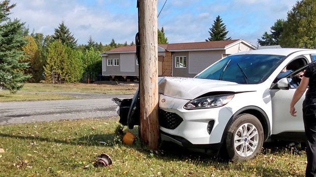 Une voiture percute un poteau électrique à Témiscouata-sur-le-Lac