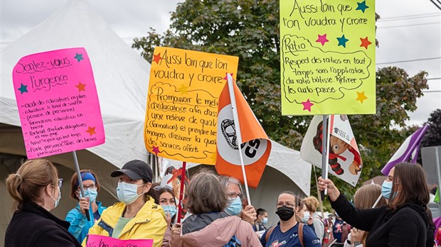 Jour de grève dans les CPE : manifestation à Rivière-du-Loup 