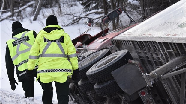 Route 185: un poids lourd fait une embardée et se renverse