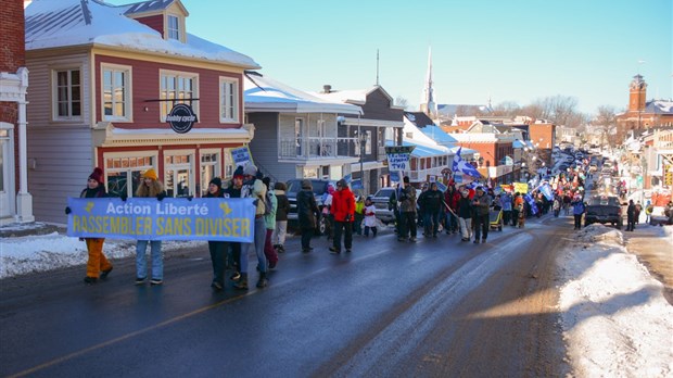 Des centaines de manifestants à Rivière-du-Loup demandent la fin des mesures sanitaires