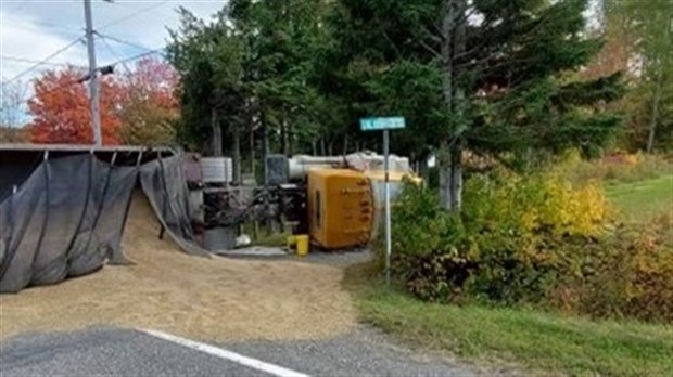 Un poids lourd se renverse après une collision à Saint-Paul-de-la-Croix