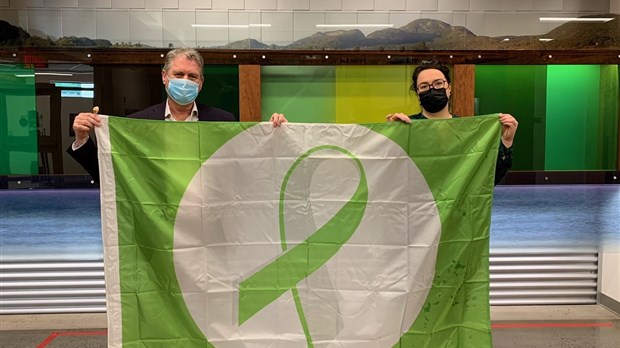 Un drapeau hissé en soutien à la persévérance scolaire chez les jeunes