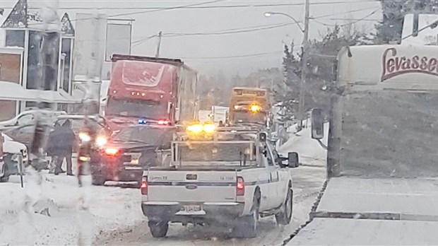 Collision entre un minibus et un poids lourd à Pohénégamook