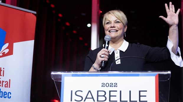 Isabelle Melançon discute avec des intervenants locaux 