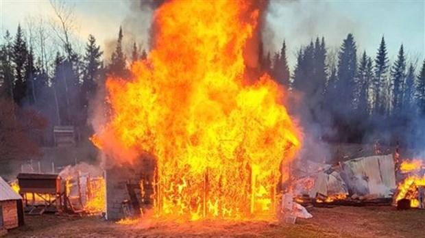 Un incendie détruit deux bâtiments secondaires à Saint-Athanase
