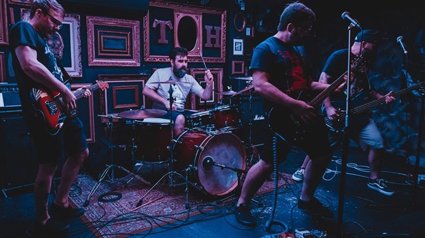Le groupe de musique punk PasMort en spectacle à Cacouna