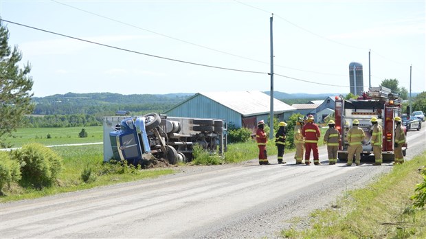 Un poids lourd transportant des matières dangereuses se renverse à L’Isle-Verte