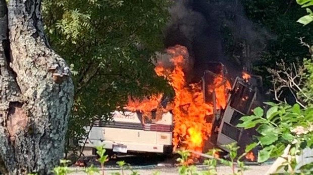 Un véhicule récréatif est la proie des flammes à Notre-Dame-des-Neiges