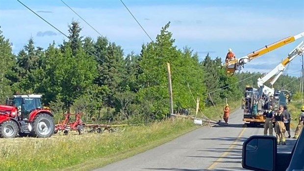 Un tracteur heurte un poteau électrique à Saint-Alexandre-de-Kamouraska