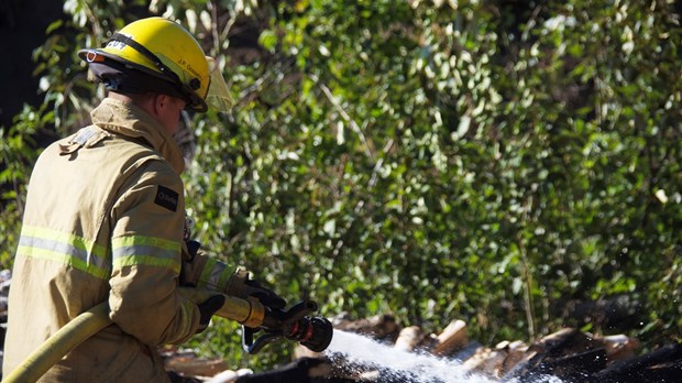 Intervention incendie sur le terrain de la nouvelle école à Rivière-du-Loup 