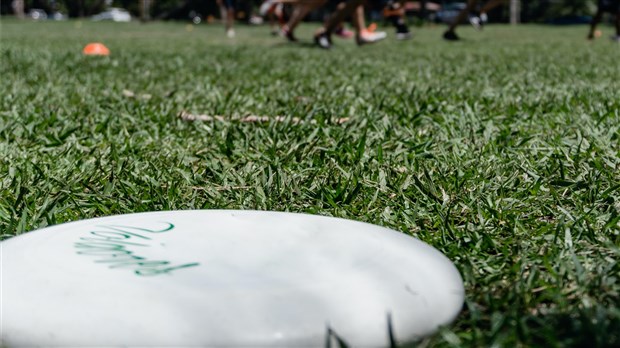 Un tournoi extérieur d’Ultimate Frisbee à Rivière-du-Loup
