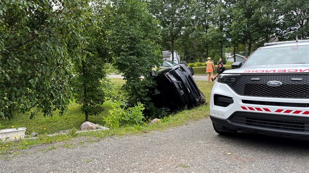 Un VUS termine sa course sur le côté à Rivière-du-Loup