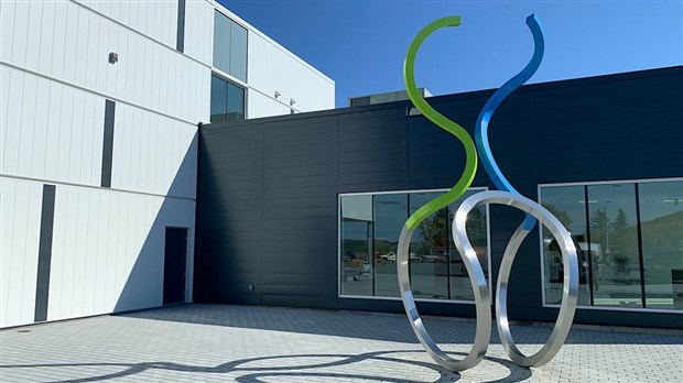Des œuvres d’art public devant l’aréna Cascades et le centre récréatif PGR 