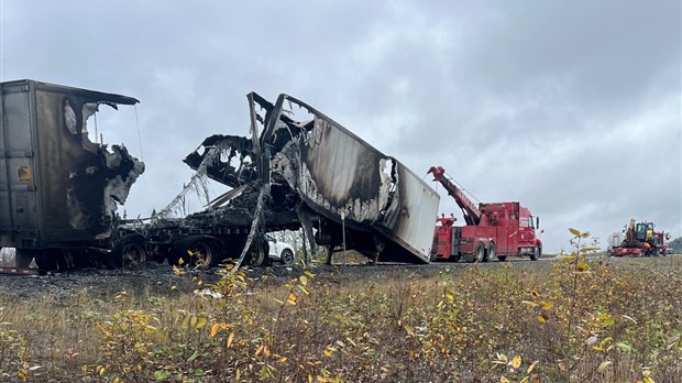 Un camion semi-remorque incendié à Saint-Louis-du-Ha! Ha!