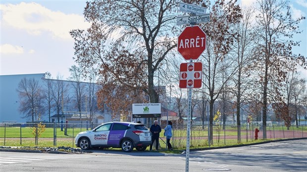 Collision : une pancarte «arrêt» fauchée à Rivière-du-Loup