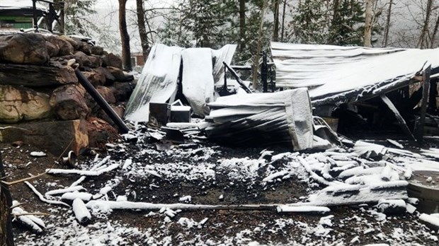Un cabanon détruit par les flammes à Packington