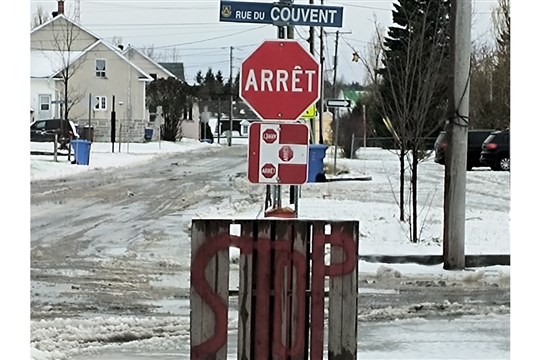 STOP : une pancarte de fortune cause des remous à Saint-Épiphane