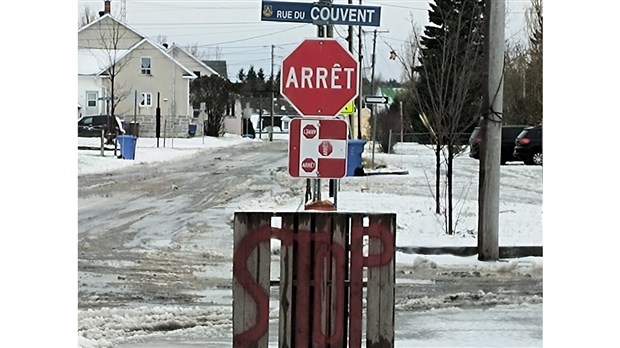 STOP : une pancarte de fortune cause des remous à Saint-Épiphane