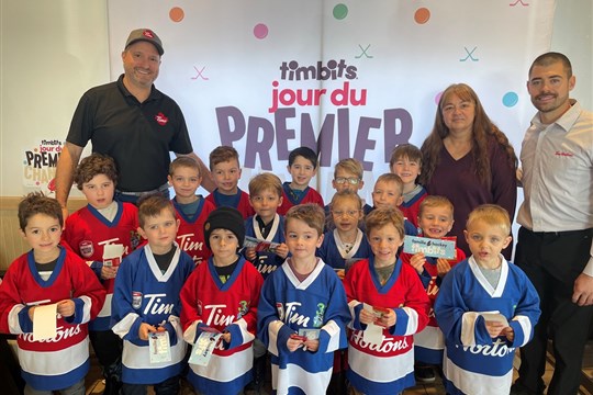 Un premier chandail de hockey pour de jeunes hockeyeurs des Basques