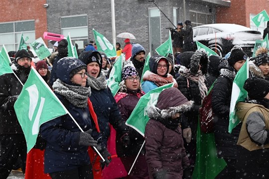 Des milliers de grévistes devant les bureaux d’Amélie Dionne