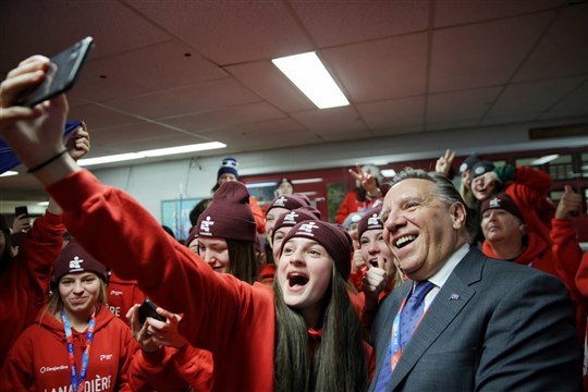 François Legault salue de jeunes athlètes à Rivière-du-Loup 