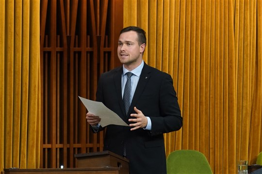 Maxime Blanchette-Joncas dénonce la réduction drastique du financement du programme Emplois d’Été Canada