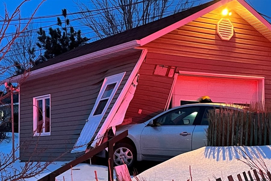 Une voiture percute un garage à Rivière-du-Loup