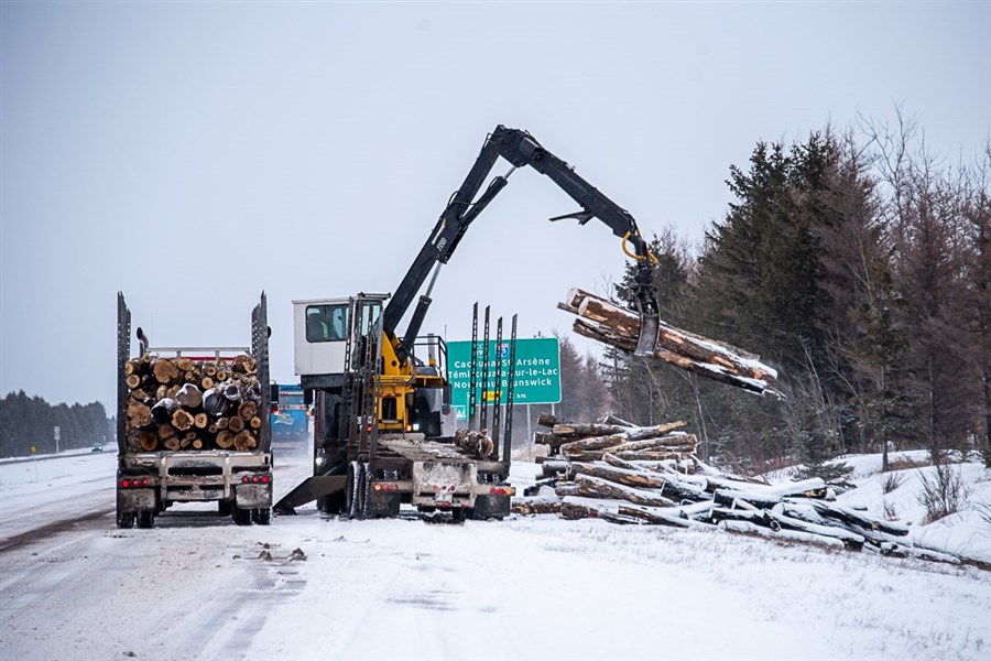 Une cargaison de bois s’enflamme sur l’autoroute 20