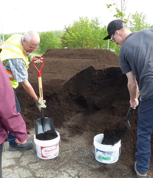 Distribution de compost et de plants d’arbres au carré Dubé 