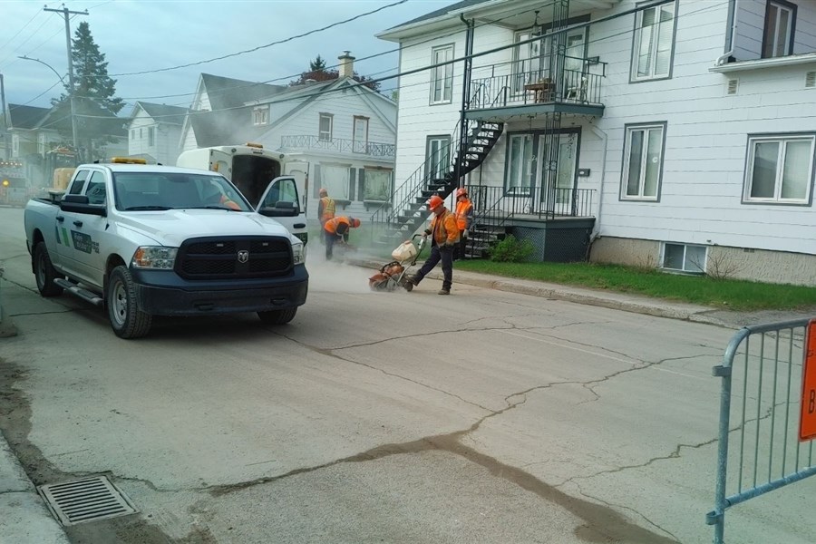 Bris de canalisation sur la rue St-Louis à Rivière-du-Loup