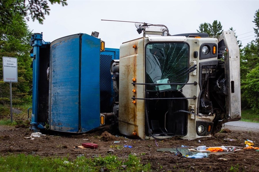 Sortie de route d’un camion-benne à Notre-Dame-du-Portage