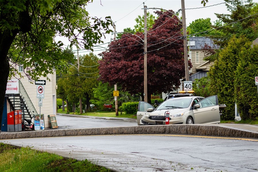 Une voiture percute un muret à Rivière-du-Loup 